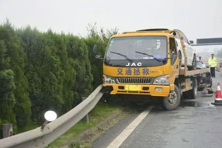 24小时道路救援电话汉洪高速S13汽车电瓶救援高速路可以拖车吗